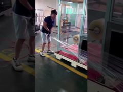 Festes Dehnen der Folienwickelmaschine vor der Verpackung in Holzkisten