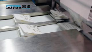 Zweifach gefaltete Verpackungsmaschine für chirurgische Handschuhe mit vier seitlichen Siegeln