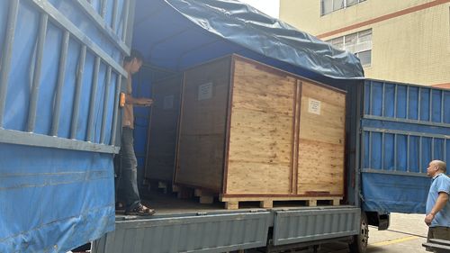 jüngste Unternehmensnachrichten über 2 Sätze kundenspezifische PCL-Handschuh-Faltverpackungsmaschinen werden an Kunden versandt